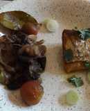 Tacos de bonito marcado con cebollas variadas y champiñones portobelo