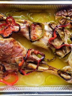 Una foto de Cordero asado con verduritas
