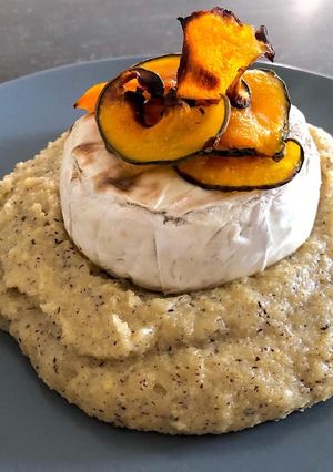 Foto di Polenta taragna filante con tomino e chips di zucca