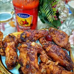 A picture of Sriracha fried wings.