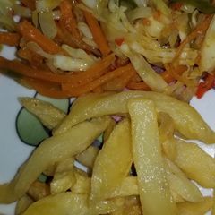 A picture of Chips and cabbage sauce.