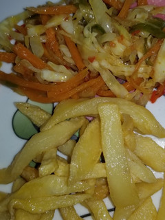 A picture of Chips and cabbage sauce.