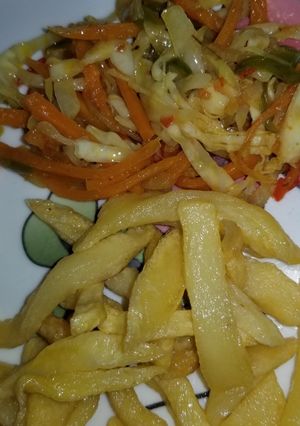 A picture of Chips and cabbage sauce.