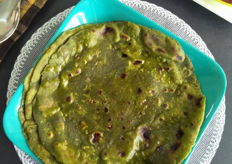 Recipe of Favorite PAALAK PARATHA (Savoury Spinach Flatbread)