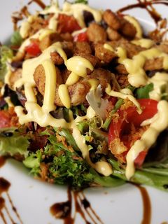 Una foto de Ensalada vegana con bocaditos braseados de soja y trigo