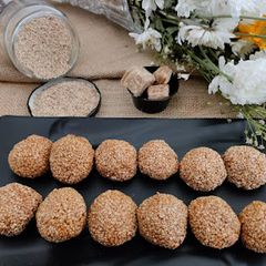 A picture of Til ladoo.