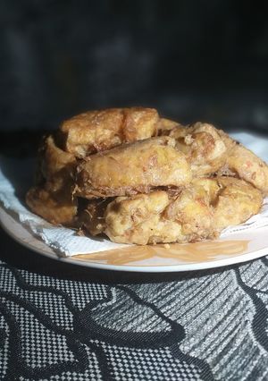A picture of Mashed potatoes and egg.