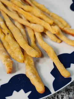 Una foto de Grisines de polenta y queso sin gluten