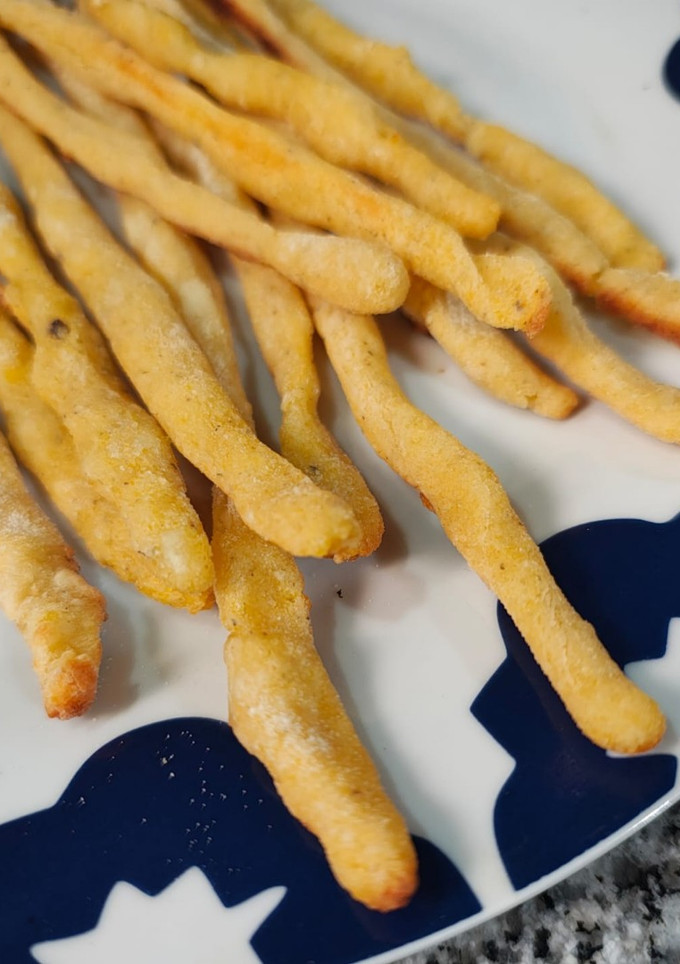 Una foto de Grisines de polenta y queso sin gluten
