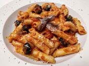 Una foto de penne alla puttanesca