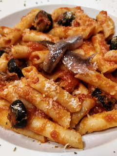 Una foto de Macarrones a la puttanesca