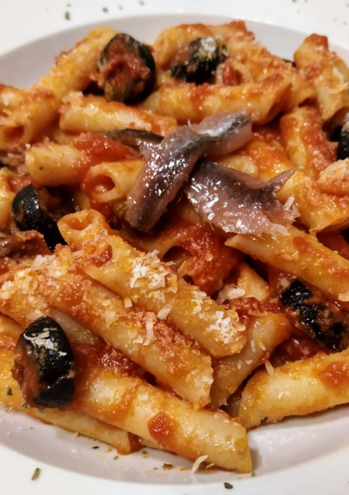 Una foto de Macarrones a la puttanesca