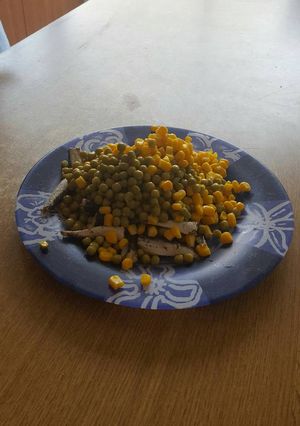 Una foto de Sardinas en lata con maíz y guisantes. Receta de dieta