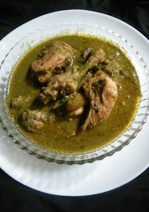 A picture of Green Chicken Curry with Nigella seeds.