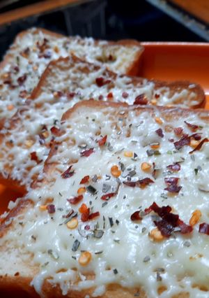 ચીઝ ગારલીક બ્રેડ (Cheese Garlic Bread Recipe In Gujarati) રેસીપી મુખ્ય ફોટો