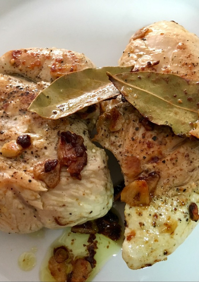 Una foto de Solomillo de pavo al ajillo y vino blanco rápido y fácil