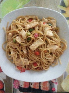 Una foto de Tallarines fritos con pimientos y pollo