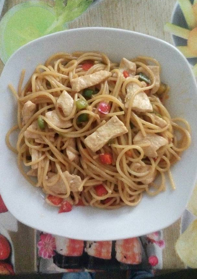 Una foto de Tallarines fritos con pimientos y pollo