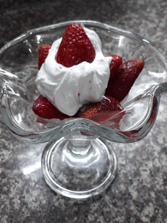 Una foto de Frutillas con merengue