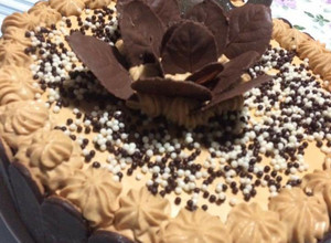 Una foto de Torta de cumpleaños de mousse de dulce de leche 😊🇺🇾