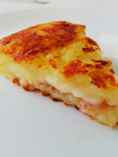 Una foto de Tortilla de patatas sin huevo con jamón york y queso