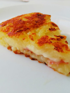 Una foto de Tortilla de patatas sin huevo con jamón york y queso