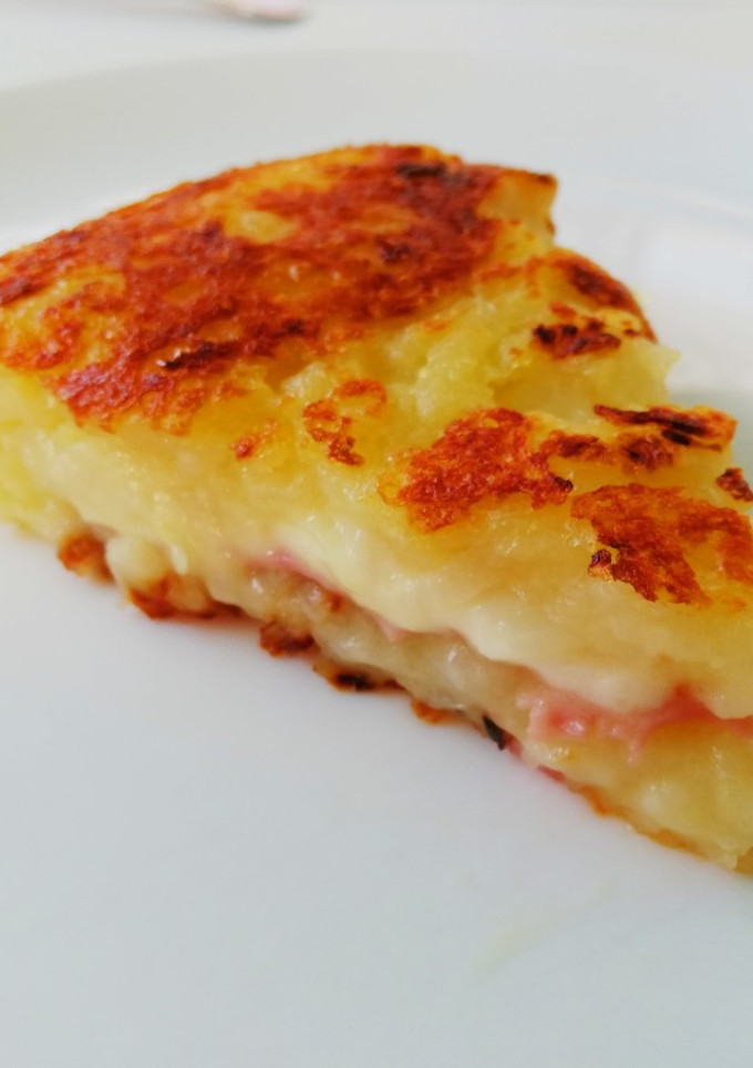Una foto de Tortilla de patatas sin huevo con jamón york y queso