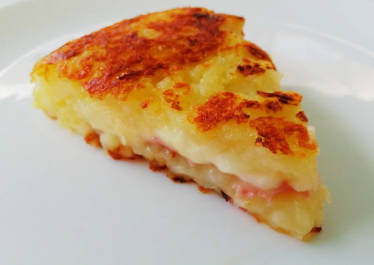 Tortilla de patatas sin huevo con jamón york y queso