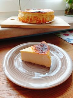 Hình của món Basque Burnt Cheesecake.