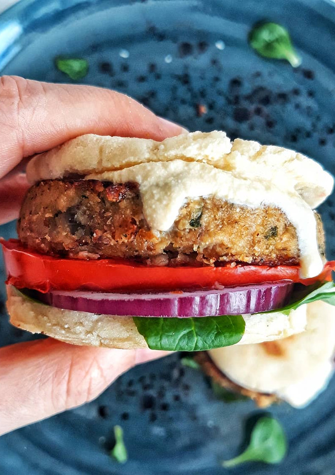 Una foto de 🌱BURGER DE CHAMPIÑONES CON PAN EL LA SARTÉN🌱