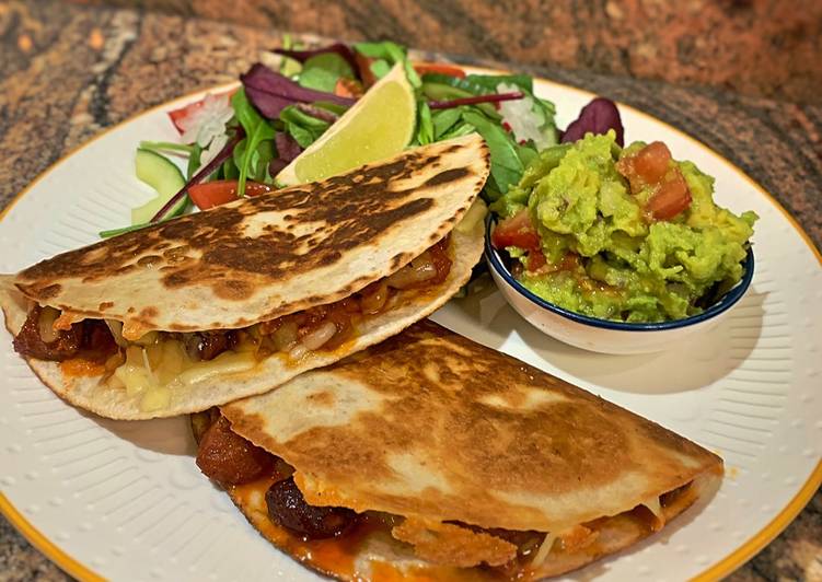 Smoky Quesadillas
Chicken &amp; chorizo /
Jackfruit &amp; veggie sausages