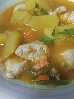Una foto de Patatas 🥔estofadas con pollo 🐔
