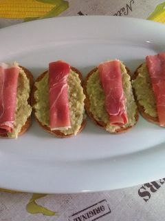 Una foto de Tapas de guacamole y jamón con thermomix
