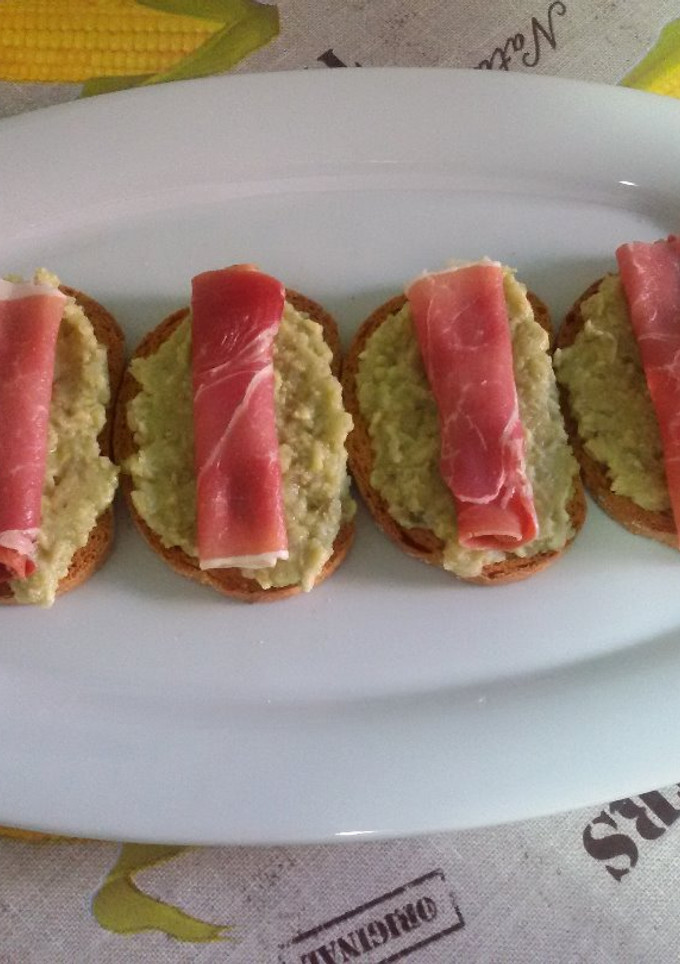 Una foto de Tapas de guacamole y jamón con thermomix
