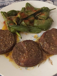 Una foto de Rodajas de seitán y pimientos del padrón