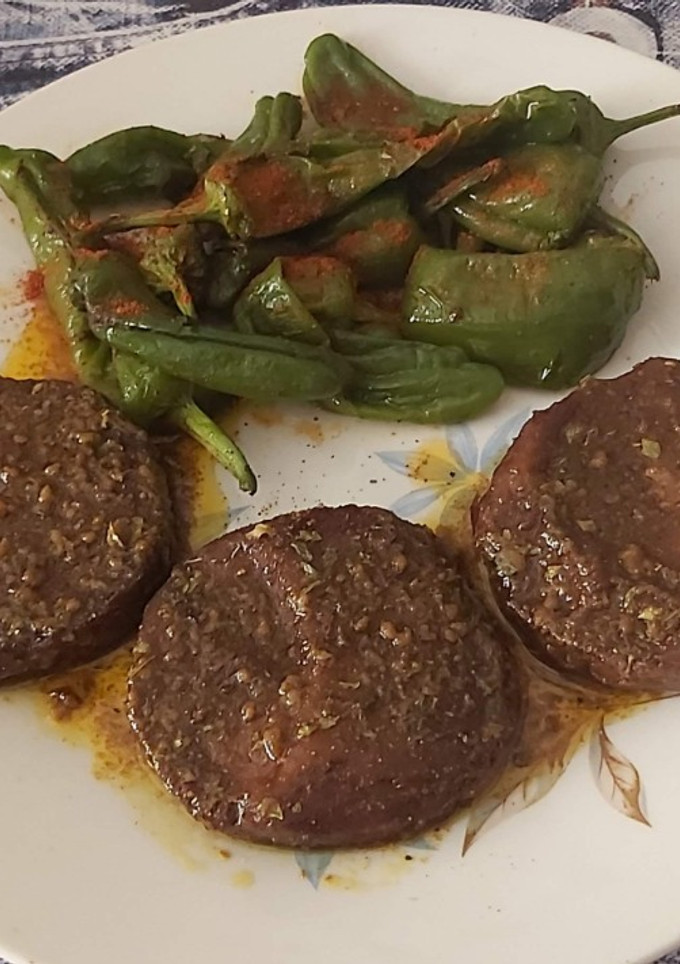 Una foto de Rodajas de seitán y pimientos del padrón