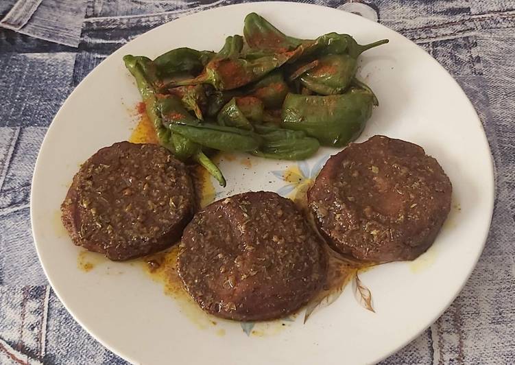 Rodajas de seitán y pimientos del padrón