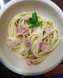 Fettuccine con crema y jamón