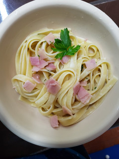 Una foto de Fettuccine con crema y jamón
