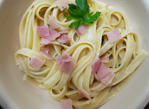 Una foto de Fettuccine con crema y jamón