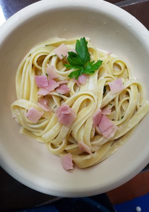 Una foto de Fettuccine con crema y jamón