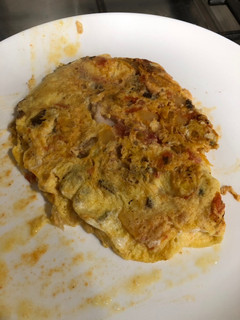 Una foto de Tortilla rellena de tomate y pechuga de pavo