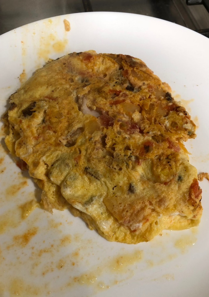 Una foto de Tortilla rellena de tomate y pechuga de pavo
