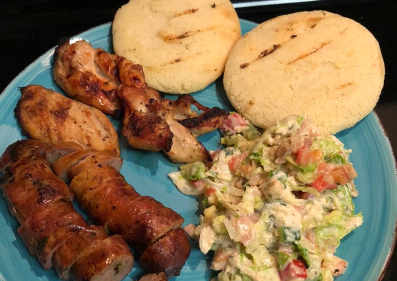 Chorizo pollo y ensalada César