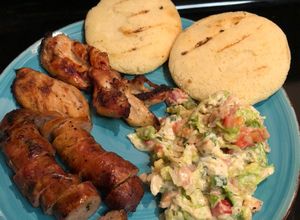 Una foto de Chorizo pollo y ensalada César