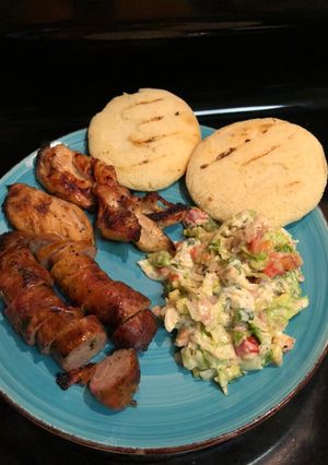 Una foto de Chorizo pollo y ensalada César