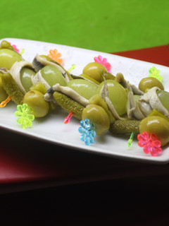 Una foto de Banderillas de uvas y boquerones