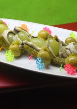 Foto principal de Banderillas de uvas y boquerones