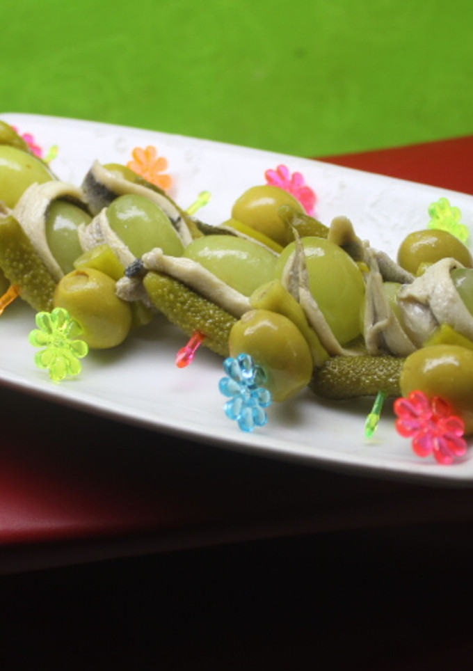 Una foto de Banderillas de uvas y boquerones