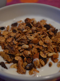 Una foto de Yogur griego con muesli casero